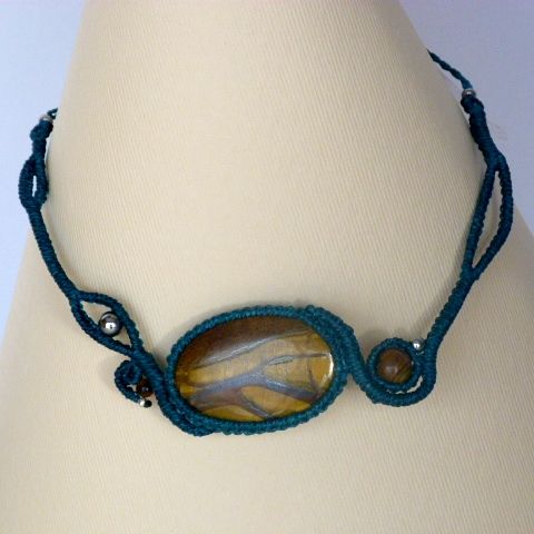 Collar de micromacramé azul pato con una piedra natural, el ojo de tigre