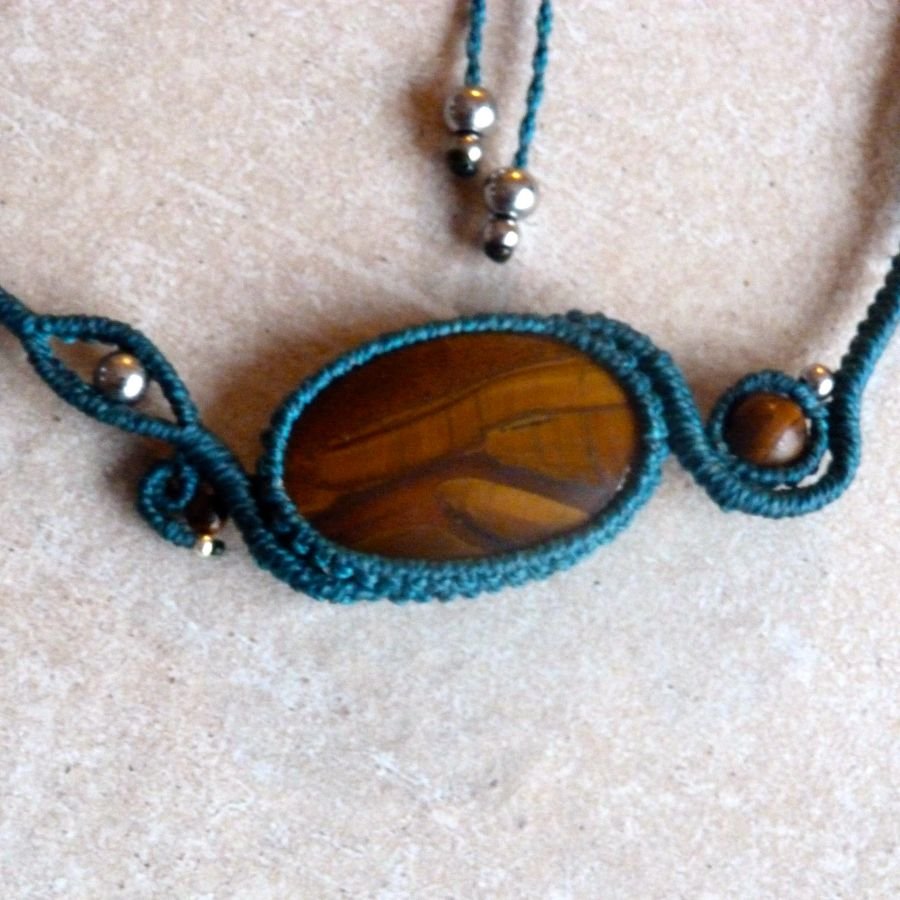 Collar de micromacramé azul pato con una piedra natural, el ojo de tigre