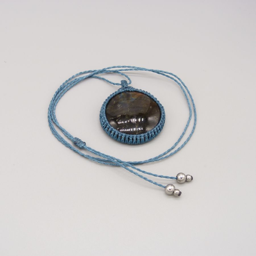 Collier bleu canard en micro-macramé avec une labradorite