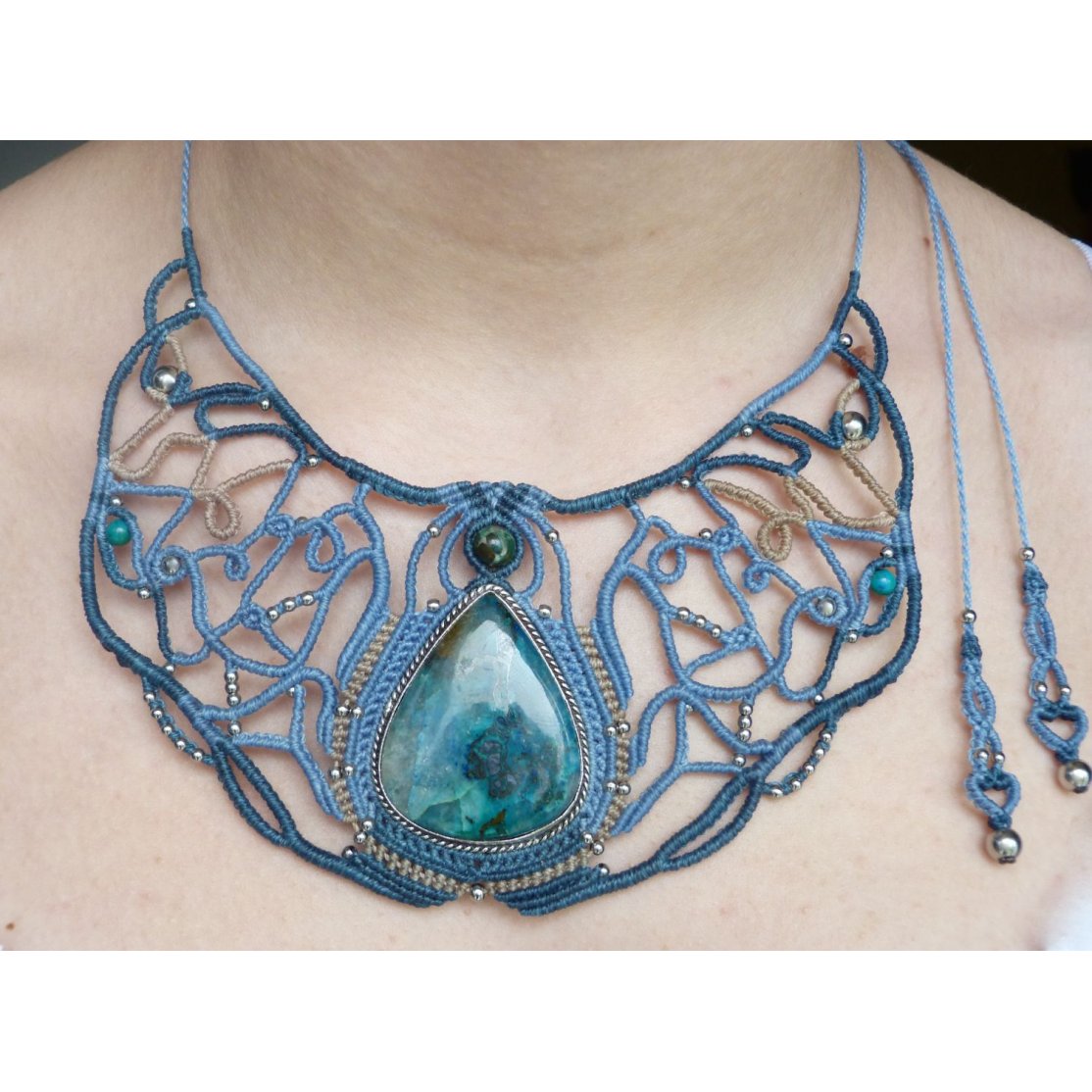 collier bleu en micro-macramé avec cabochon en apatite