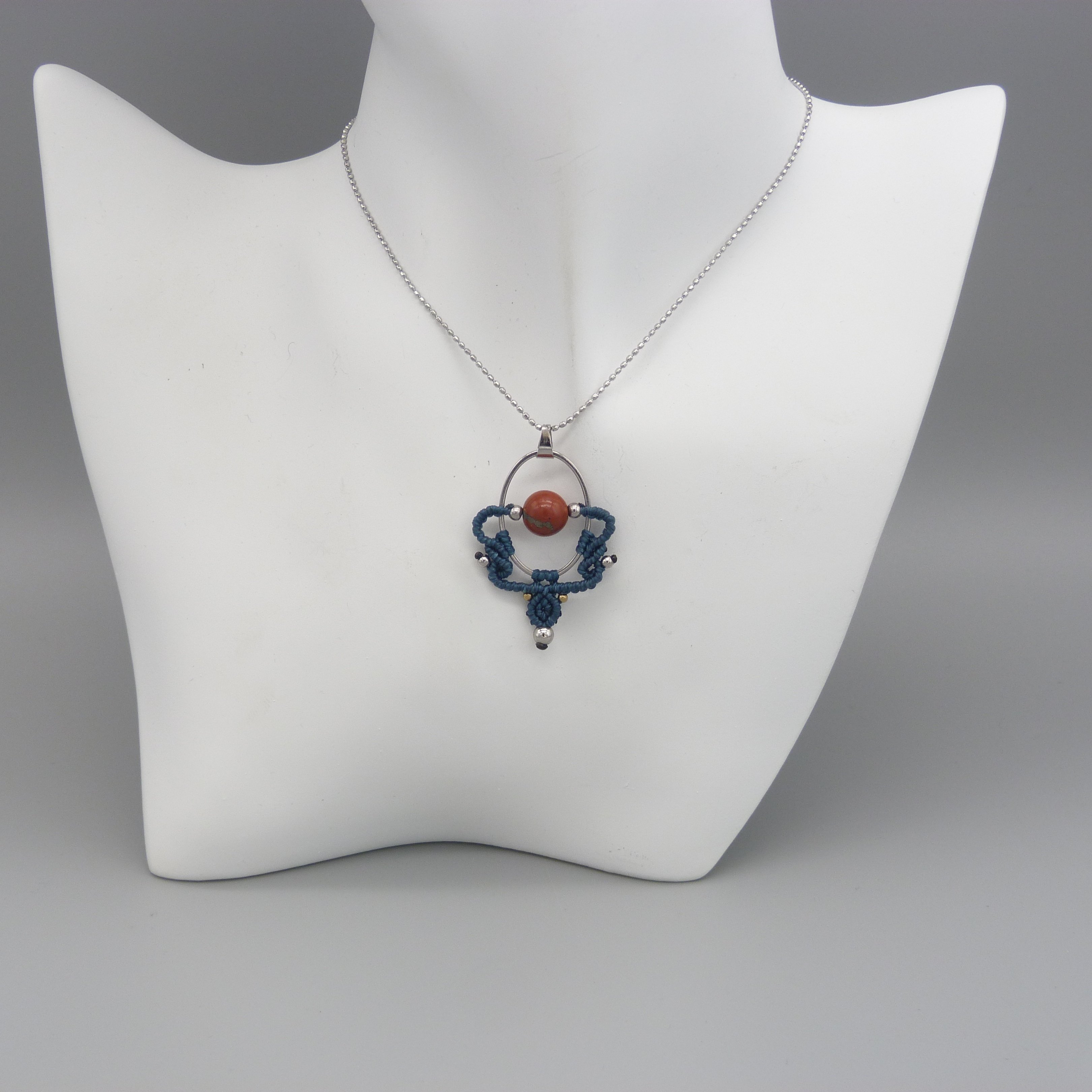 Collier couleur bleu canard en micro-macramé  avec une perle jaspe rouge