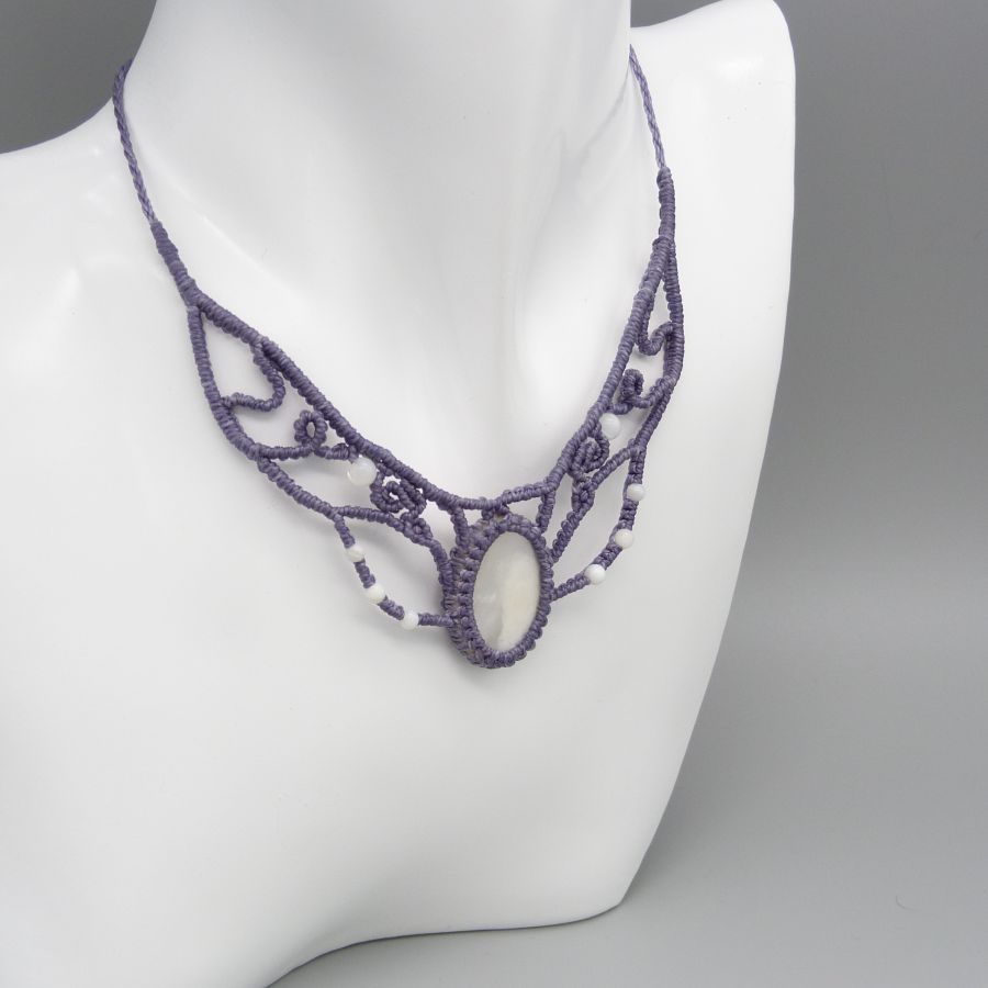 Collar de micromacramé, perla gris malva