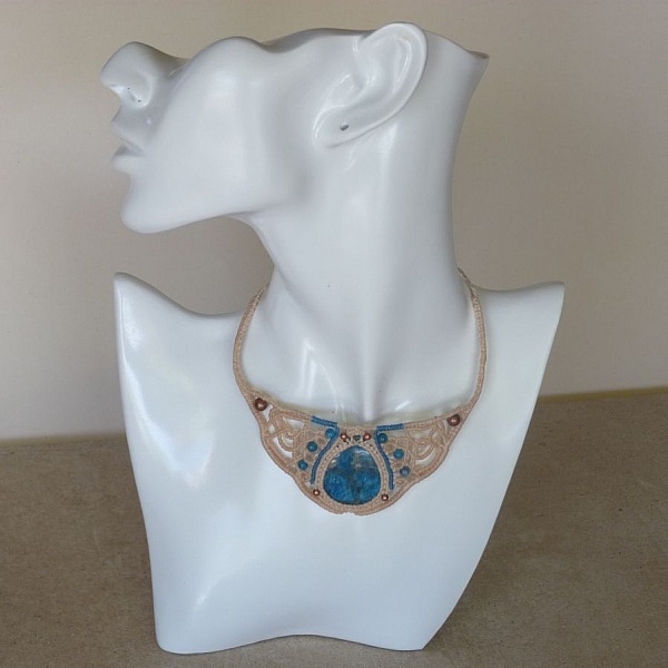 Collar de micromacram&eacute; color arena con medall&oacute;n de piedra apatita natural