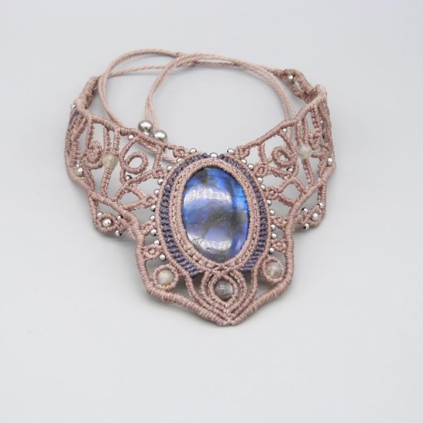 Collar de micromacram&eacute; color topo con una preciosa labradorita