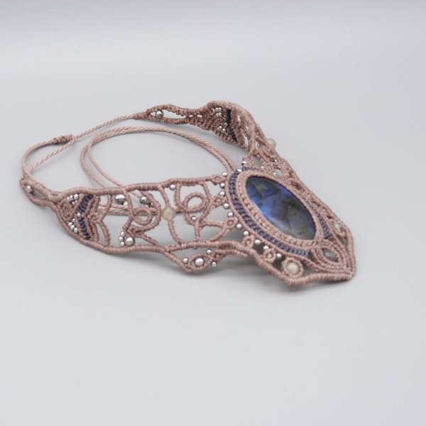 Collar de micromacram&eacute; color topo con una preciosa labradorita