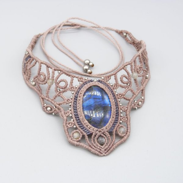 Collar de micromacram&eacute; color topo con una preciosa labradorita