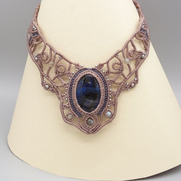 Collar de micromacram&eacute; color topo con una preciosa labradorita