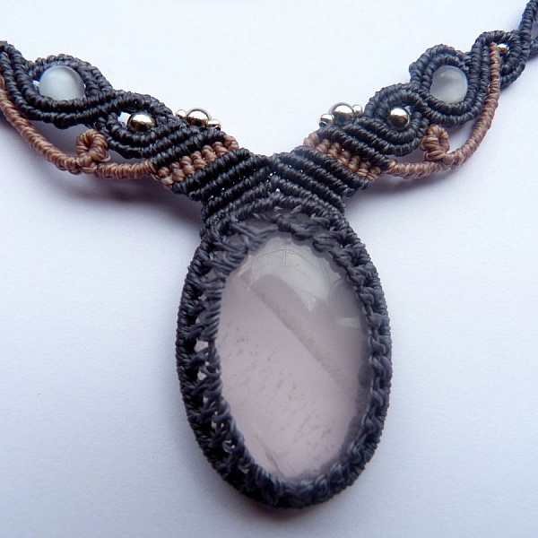 Collar de micromacram&eacute; azul/gris con cuarzo rosa 