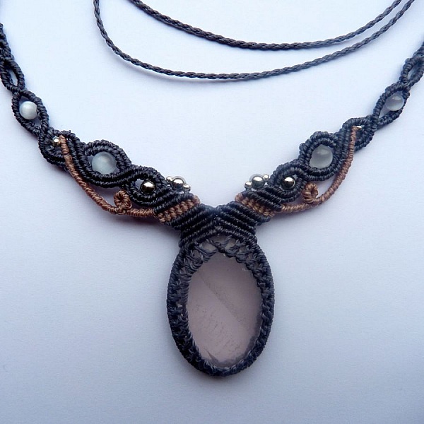 Collar de micromacram&eacute; azul/gris con cuarzo rosa 
