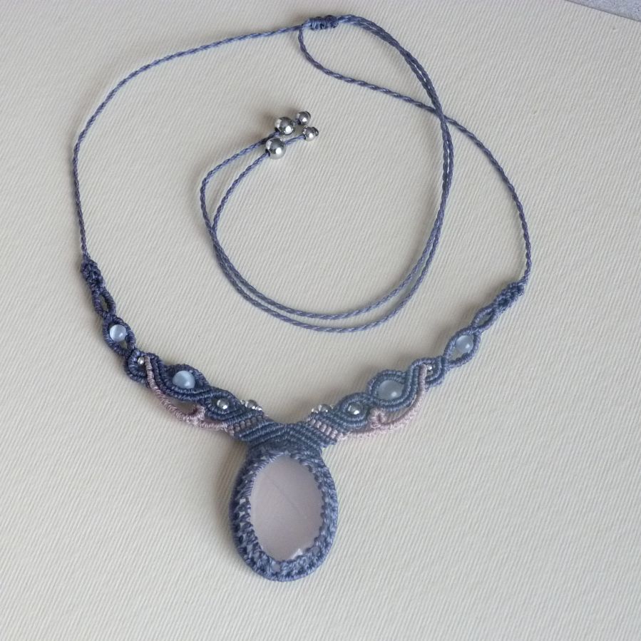 Collar de micromacramé azul/gris con cuarzo rosa 