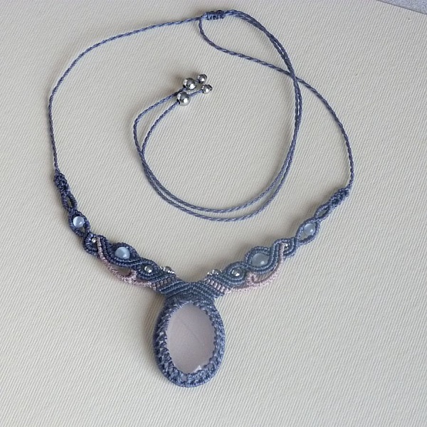 Collar de micromacram&eacute; azul/gris con cuarzo rosa 
