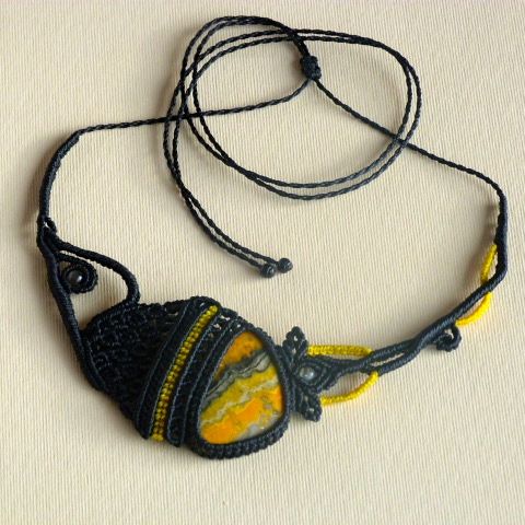 Collar de micromacramé negro/amarillo con una piedra natural, jaspe 