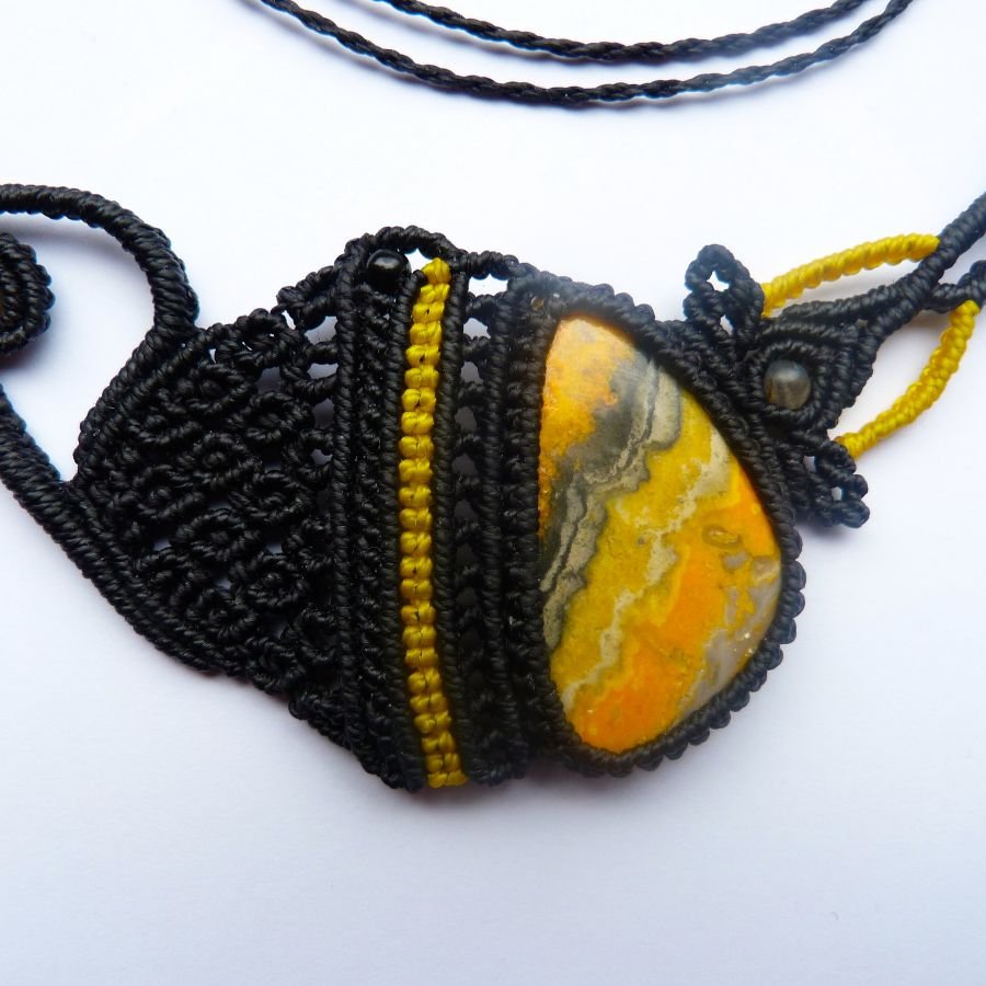 Collar de micromacramé negro/amarillo con una piedra natural, jaspe 