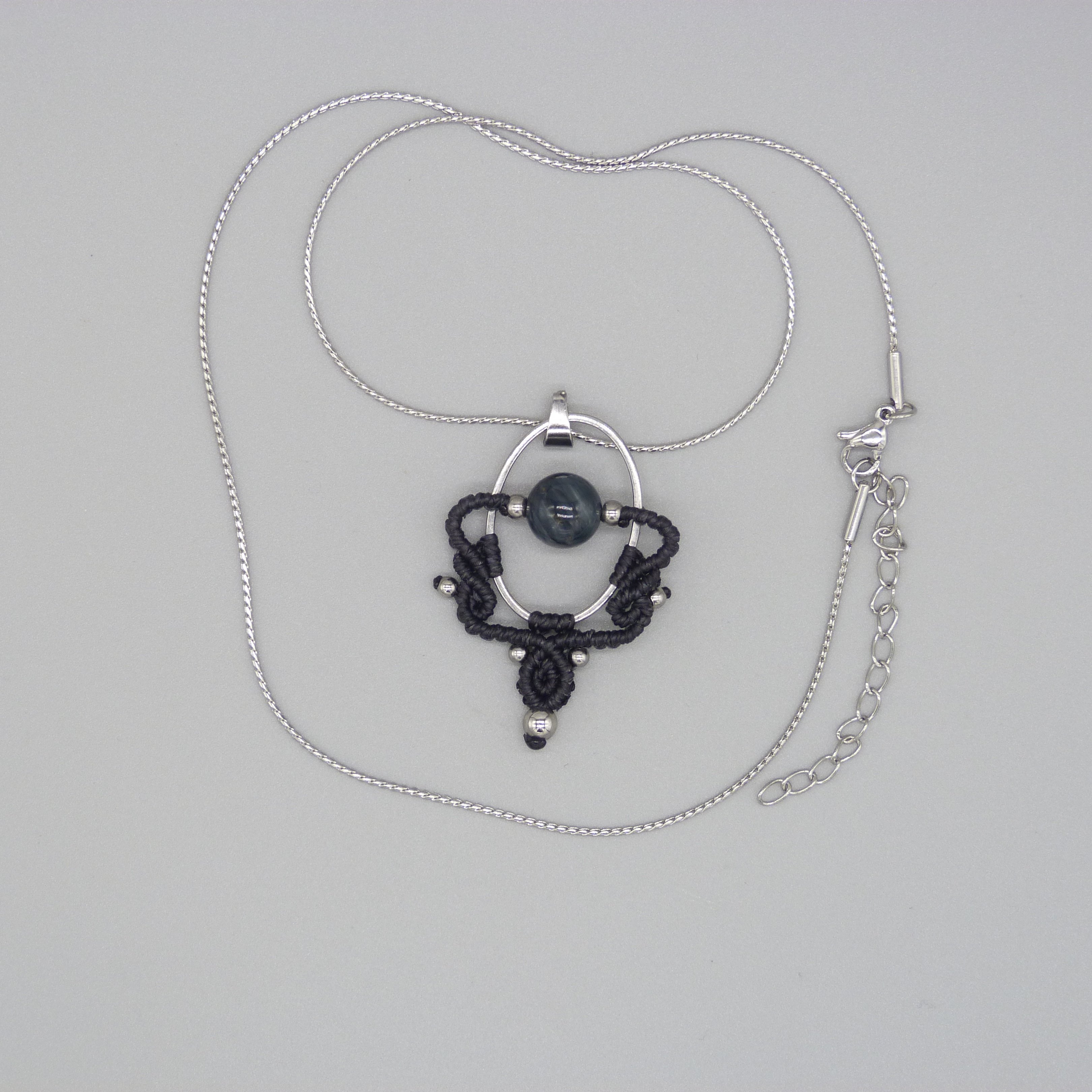 Collier gris cendr&eacute; en micro-macram&eacute;  avec une perle oeil de faucon