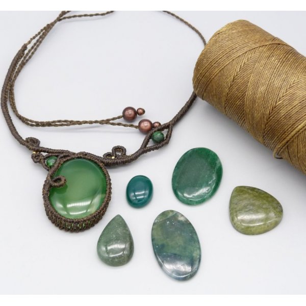 Collar de micromacram&eacute; marr&oacute;n chocolate con gema verde