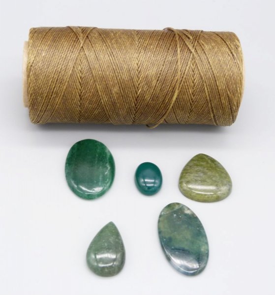 Collar de micromacram&eacute; marr&oacute;n chocolate con gema verde