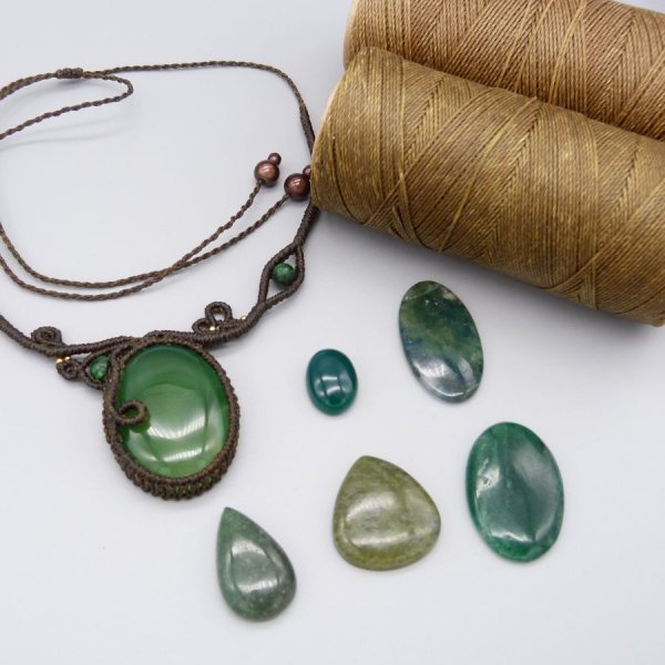 Collar de micromacram&eacute; marr&oacute;n chocolate con gema verde