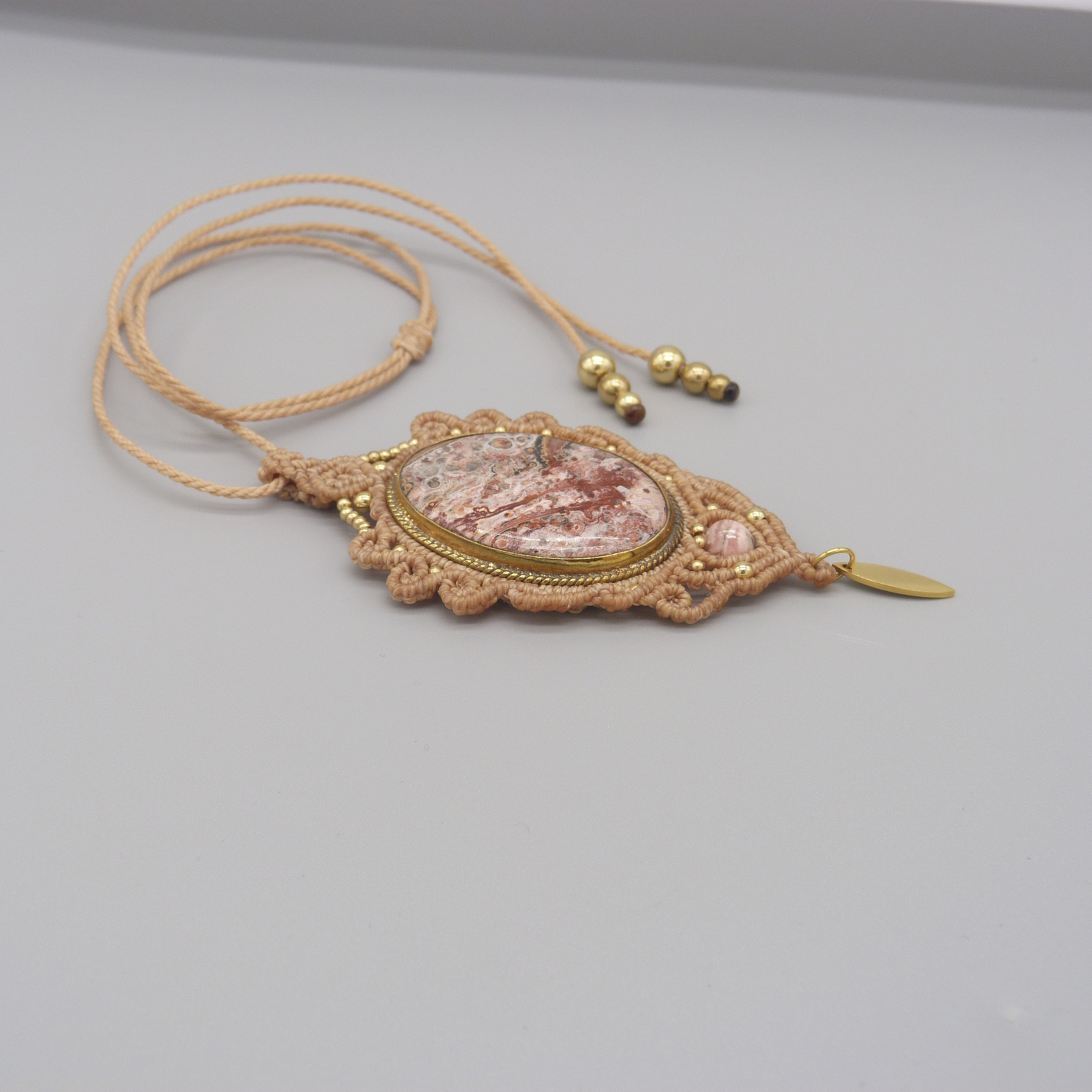 Collar de micromacram&eacute; gris claro con una piedra natural, la dendrita