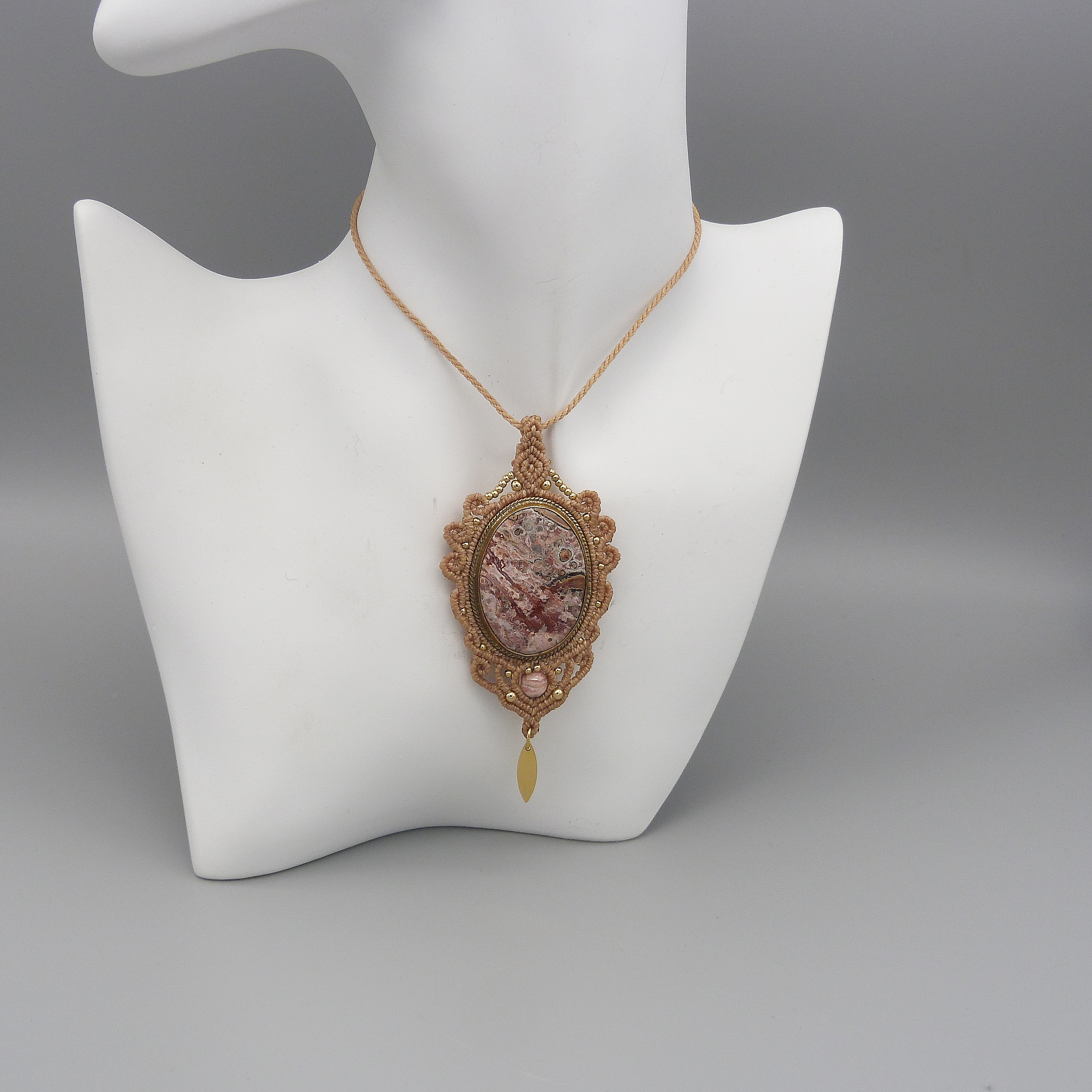 Collar de micromacram&eacute; gris claro con una piedra natural, la dendrita