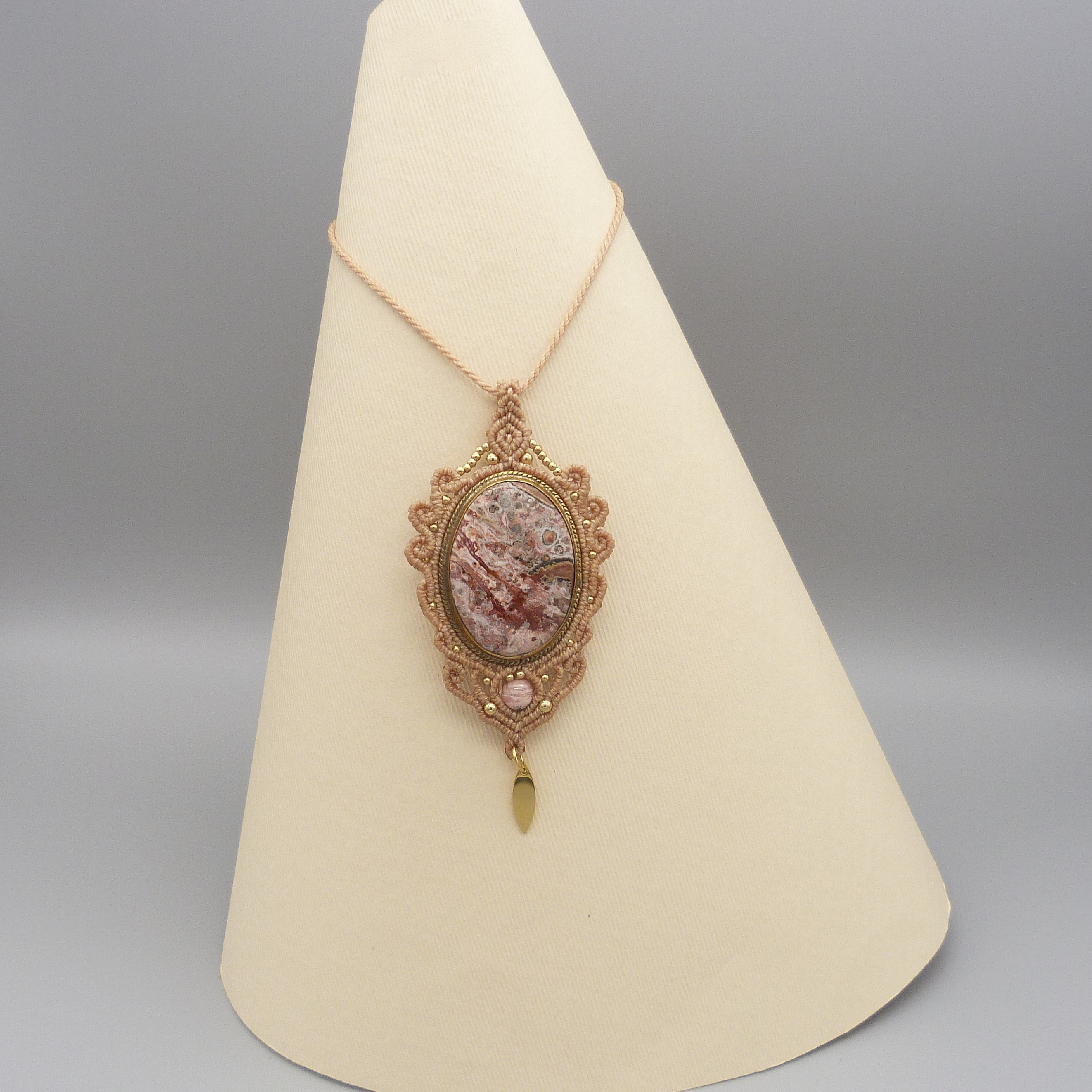 Collar de micromacram&eacute; gris claro con una piedra natural, la dendrita