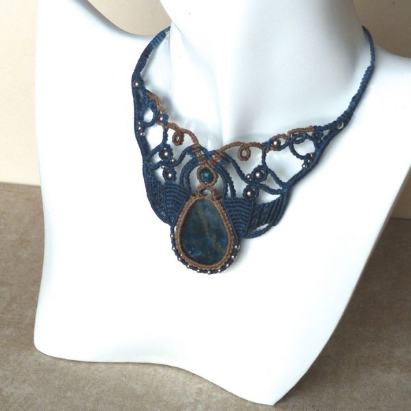 collar de micromacram&eacute; azul pato beige con una apatita
