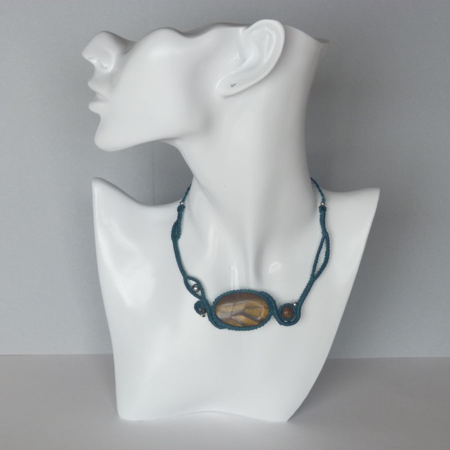 Collar de micromacramé azul pato con una piedra natural, el ojo de tigre