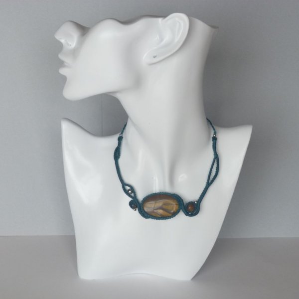 Collar de micromacram&eacute; azul pato con una piedra natural, el ojo de tigre