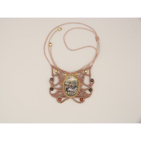 Collar de micromacram&eacute; color topo con un jaspe