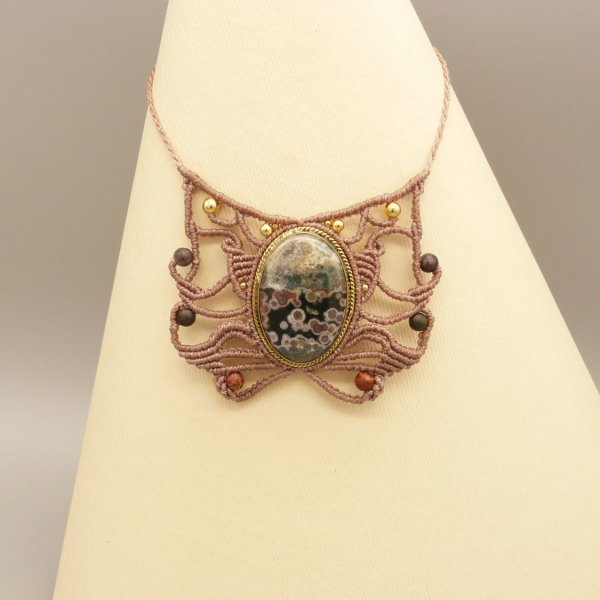 Collar de micromacram&eacute; color topo con un jaspe