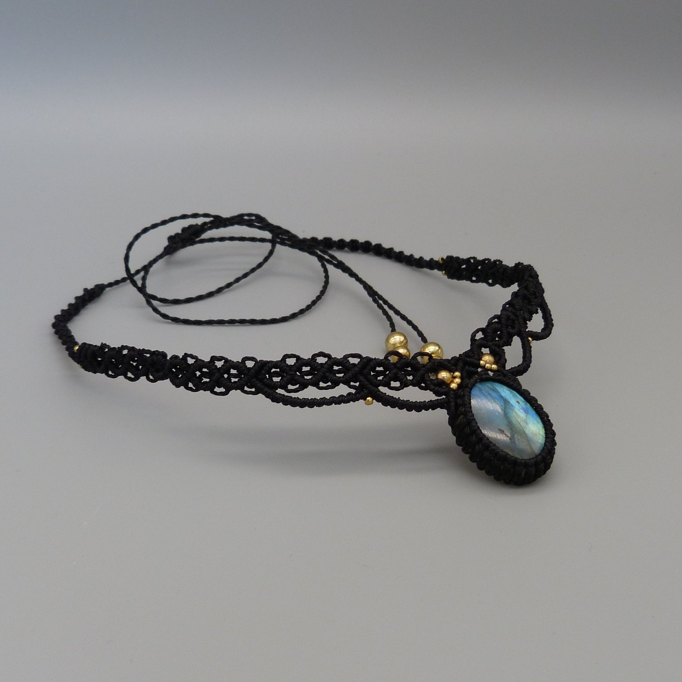 Collier en micro-macram&eacute; ras-du-cou avec une labradorite 