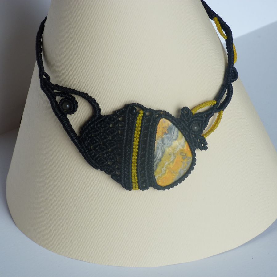 Collar de micromacramé negro/amarillo con una piedra natural, jaspe 