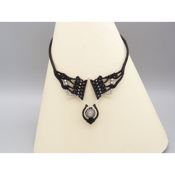 Collar de micromacram&eacute; negro con labradorita engastada