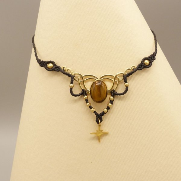 Collar de micromacram&eacute; negro con ojo de tigre