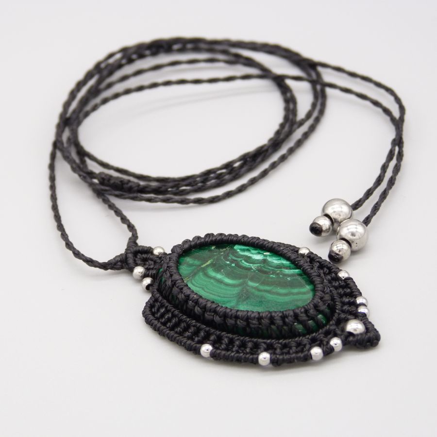 Collier noir en micro-macramé avec une malachite