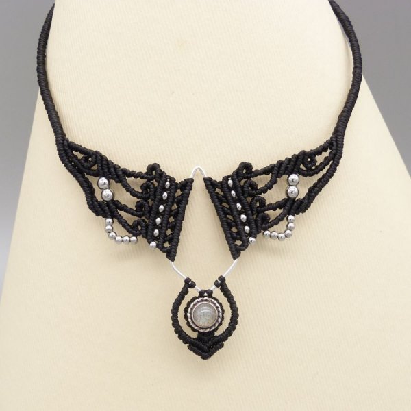Collar de micromacram&eacute; negro con labradorita engastada