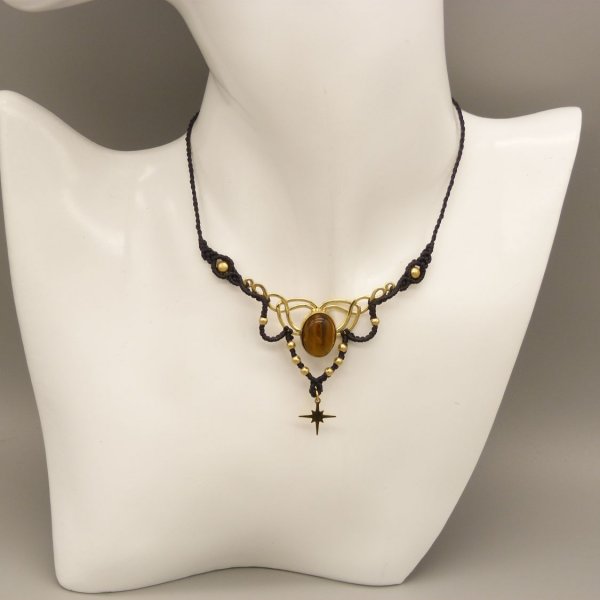 Collar de micromacram&eacute; negro con ojo de tigre