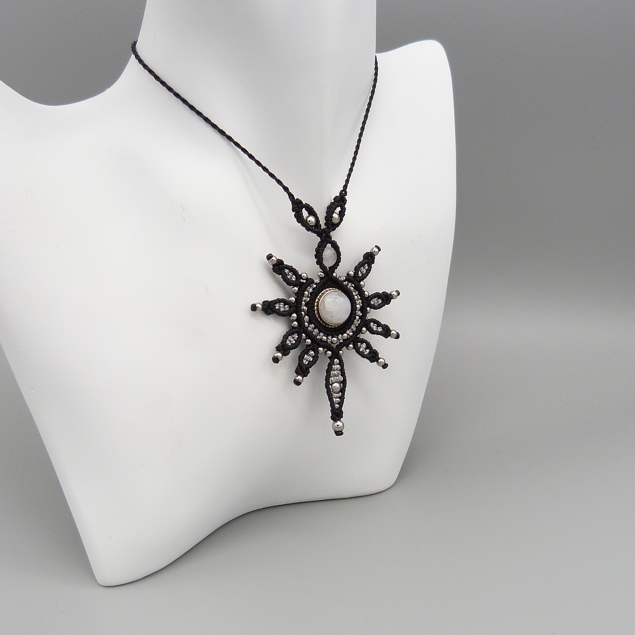 collier noir en micro-macram&eacute; avec une pierre de lune sertie