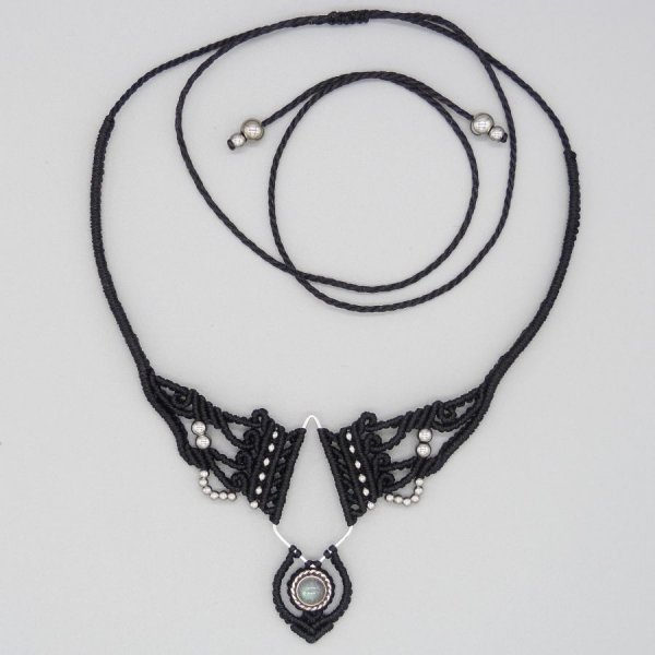 Collar de micromacram&eacute; negro con labradorita engastada