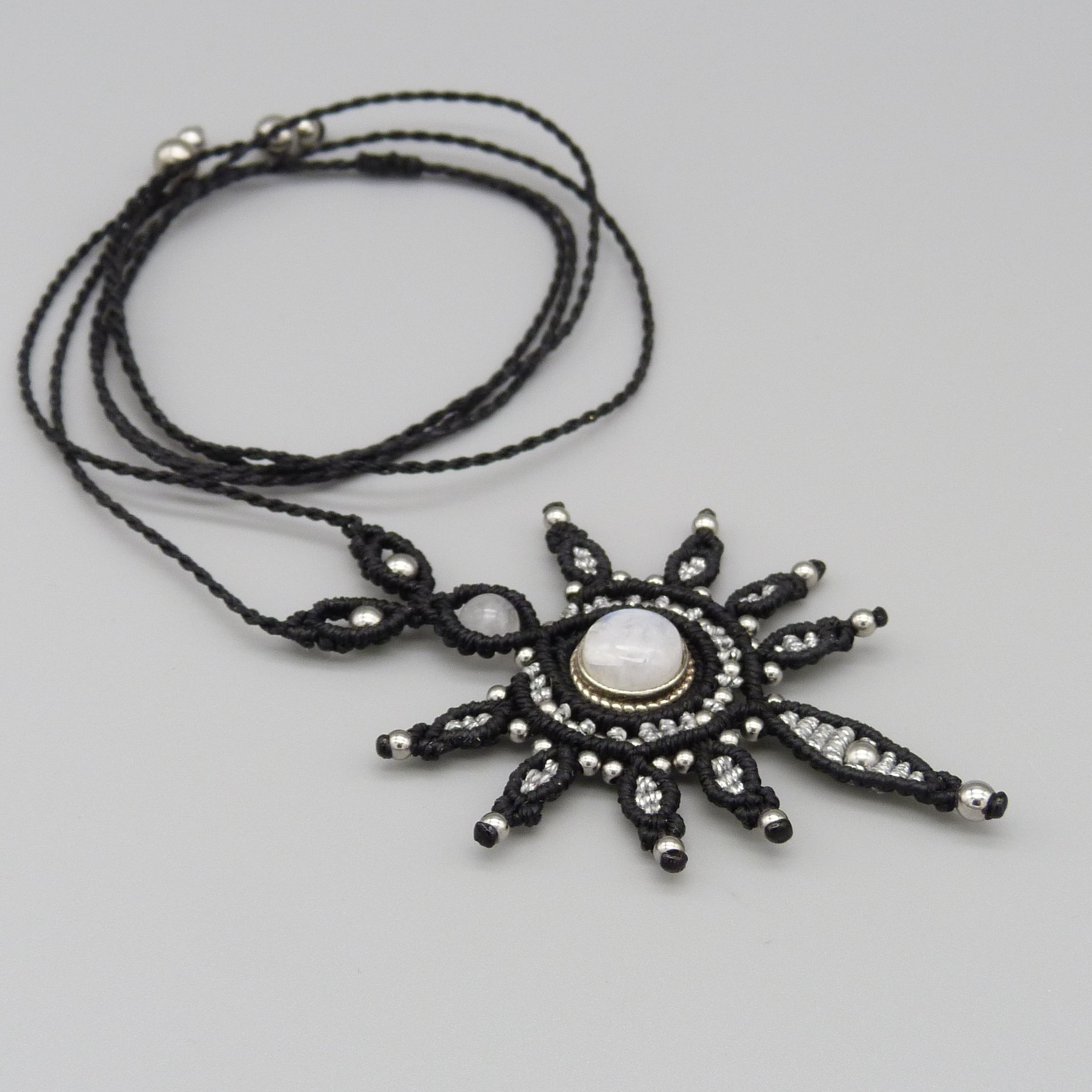 collier noir en micro-macramé avec une pierre de lune sertie