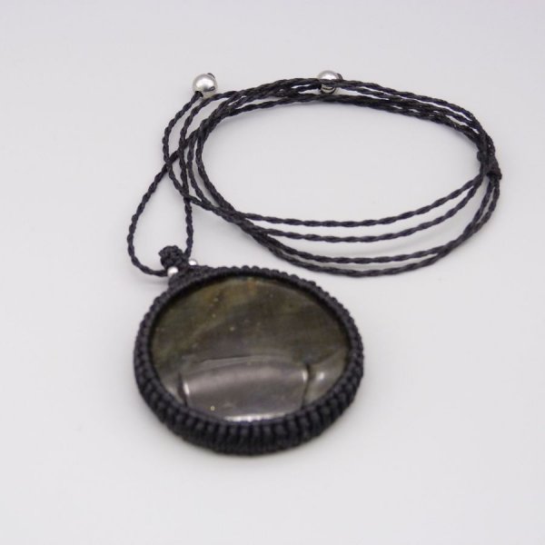 Collier noir en micro-macram&eacute; avec une labradorite
