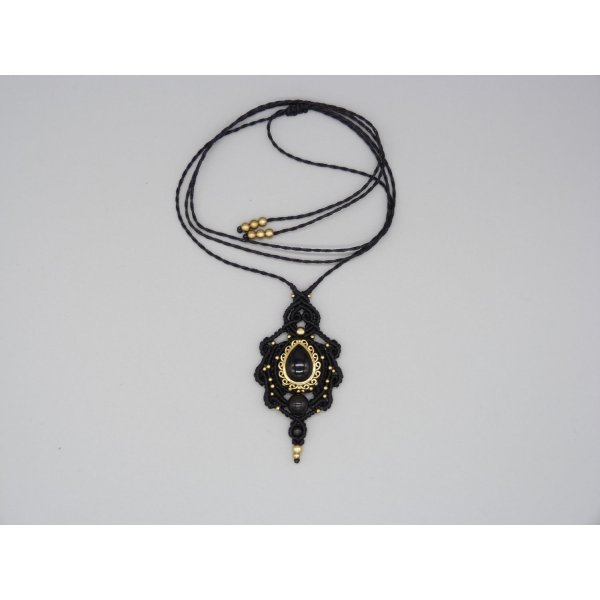 collier noir en micro-macram&eacute; avec une obsidienne sertie de m&eacute;tal dor&eacute;