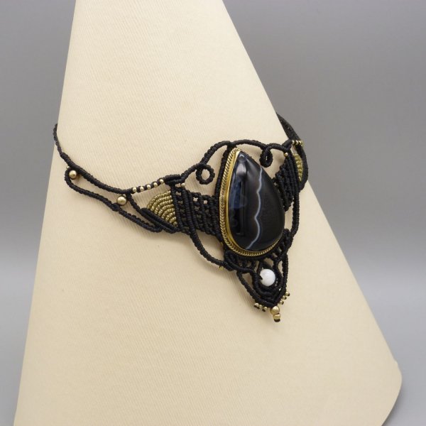 collier noir en micro-macram&eacute; avec un jaspe serti de laiton