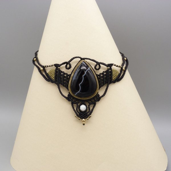 collier noir en micro-macram&eacute; avec un jaspe serti de laiton