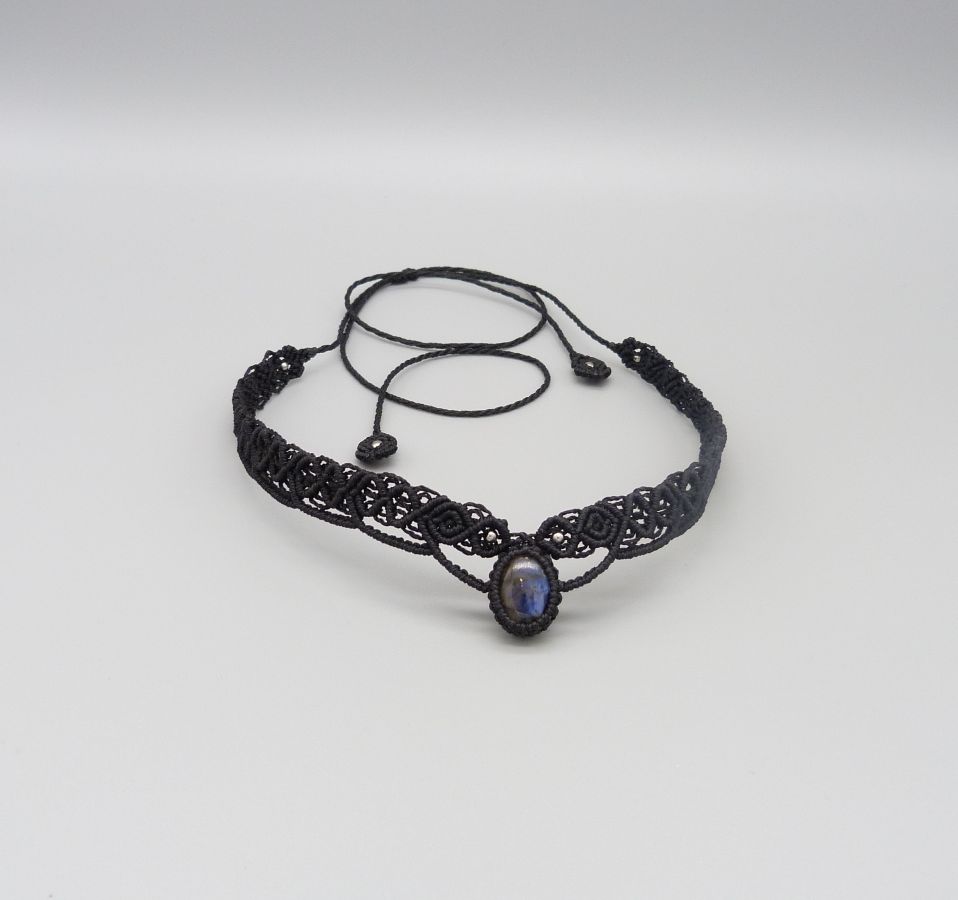 Collier ras de cou noir en micro-macramé avec une labradorite