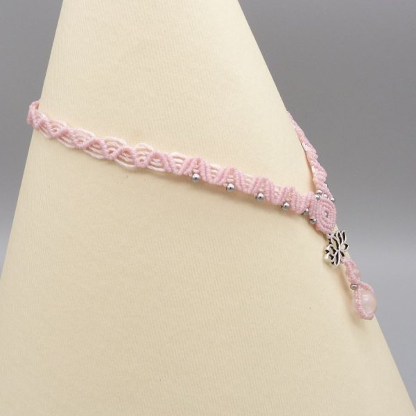 Collar de micromacram&eacute; rosa con dos cuentas de cuarzo 