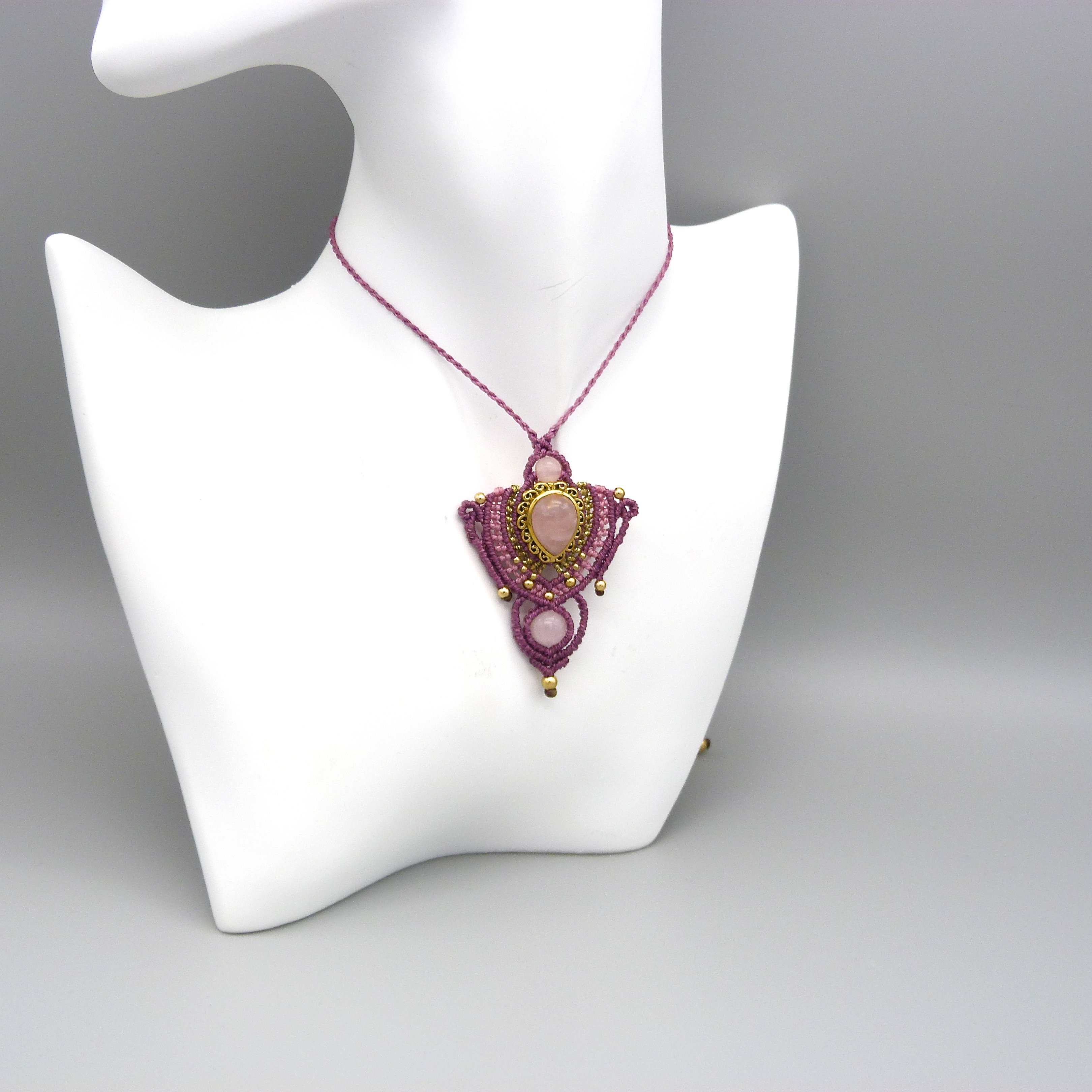 collier sautoir rose en micro-macram&eacute; avec un quartz rose serti de laiton