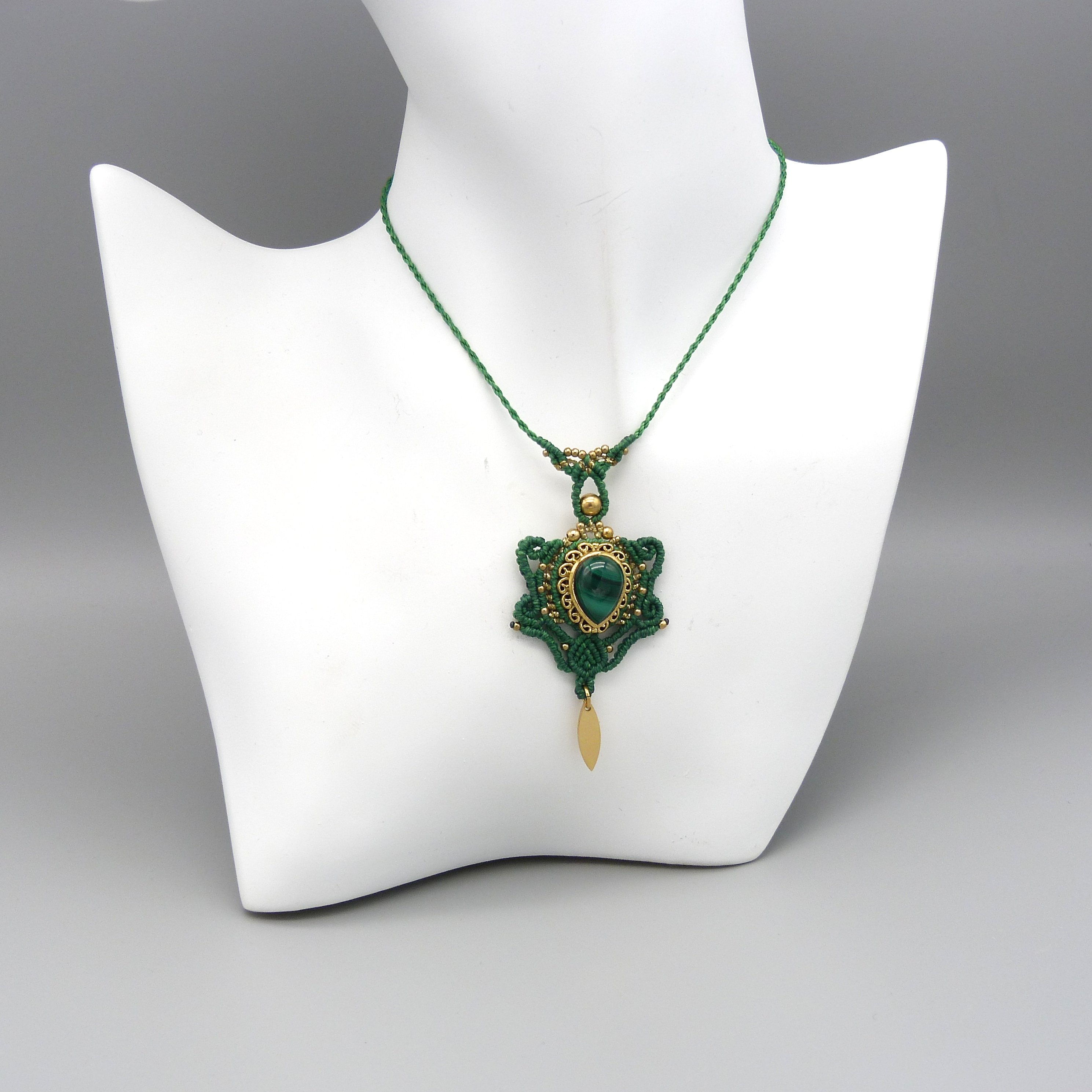 collier sautoir vert en micro-macramé avec une malachite sertie de laiton