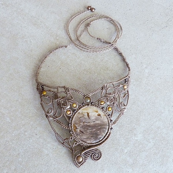 Collier ton brun  cabochon en bois de palmier fossilis&eacute; 