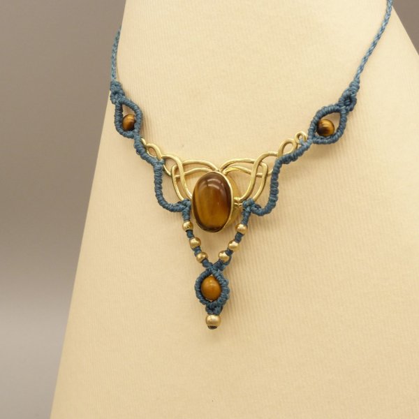 Collar de micromacram&eacute; verde pato con ojo de tigre