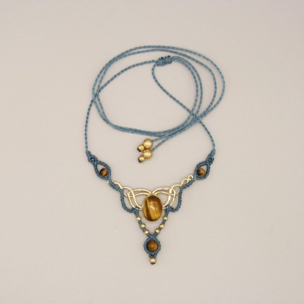 Collar de micromacram&eacute; verde pato con ojo de tigre